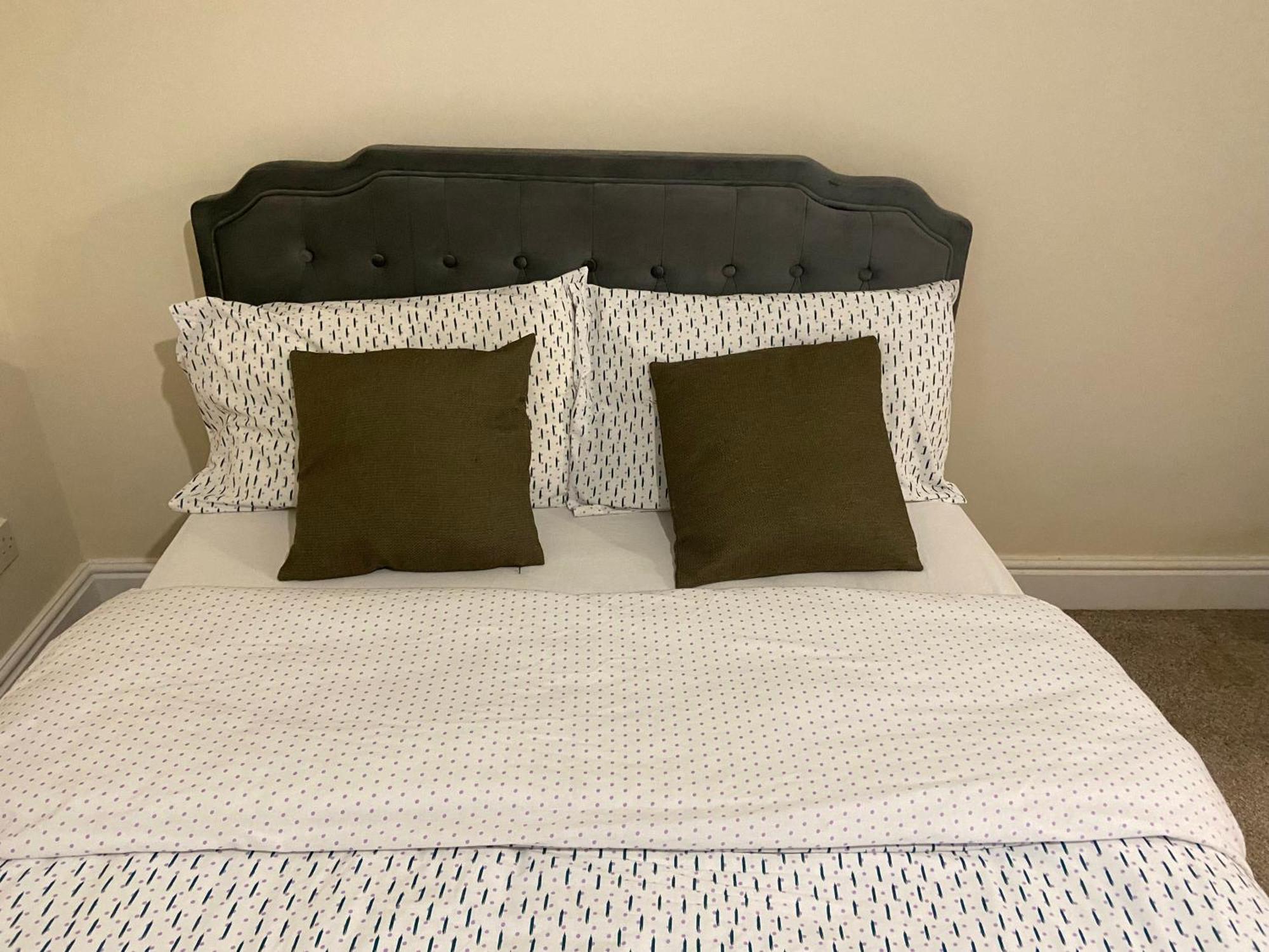 Large Double Bed And Bathroom Оксфорд Экстерьер фото